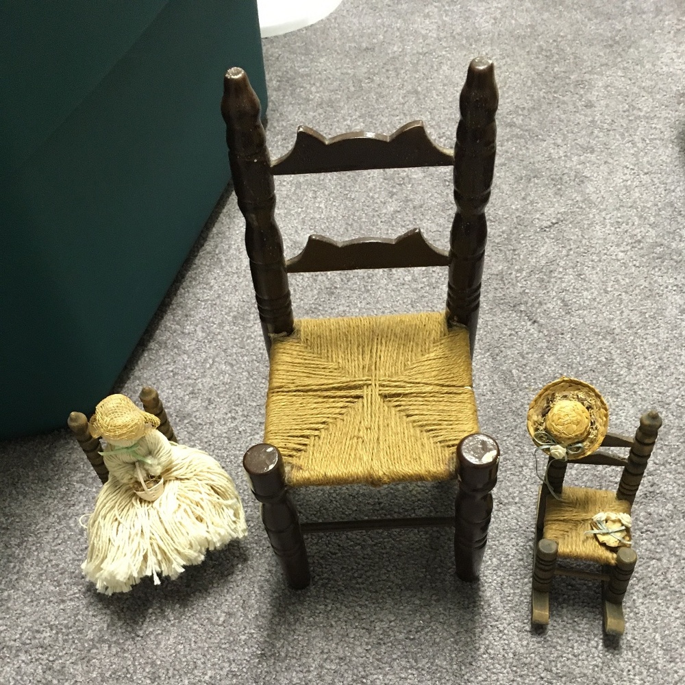 Decorative wooden miniature chairs with doll - 6 pieces altogether